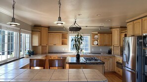 Fridge, microwave, oven, stovetop - Cheerful, Private, Large Villa with Gorgeous View (Saratoga)