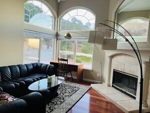 TV - Cheerful, Private, Large Villa with Gorgeous View (Saratoga)