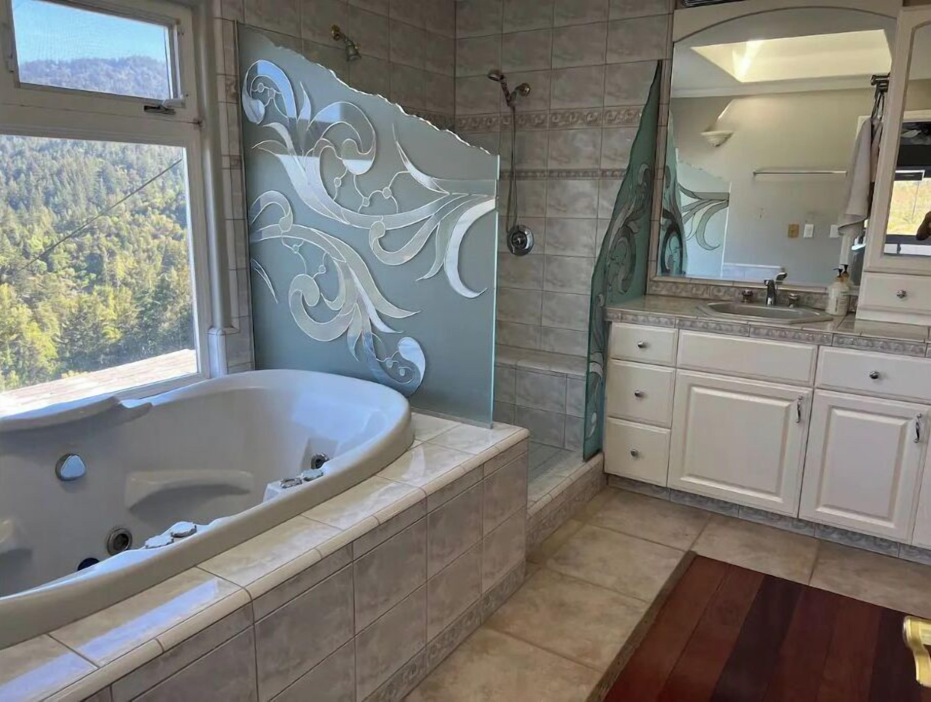 Combined shower/tub, jetted tub, hair dryer, towels