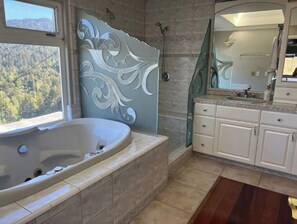 Ensemble douche/baignoire, baignoire à jets, sèche-cheveux