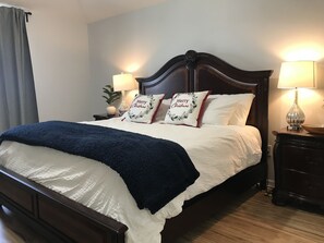 4 soveværelser, pengeskab på værelset, skrivebord, strygejern/strygebræt