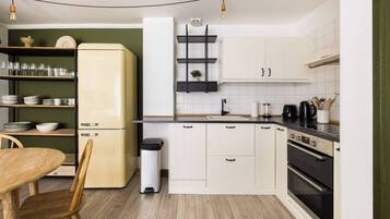 Fridge, microwave, oven, stovetop