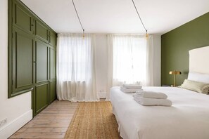 1 quarto, ferros/tábuas de passar roupa, berço de viagem