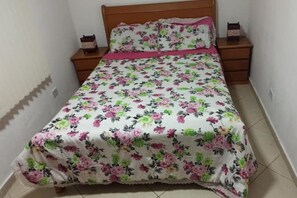 2 Schlafzimmer, Schreibtisch, Bügeleisen/Bügelbrett, WLAN