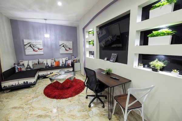 Camera Junior, 1 letto queen | Area soggiorno | TV LED 32 pollici con canali via cavo, TV