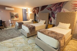 Triple Room, 3 Twin Beds | Down comforters, in-room safe, individually decorated - Basha Hotel & Restaurant (San Pedro Sula)