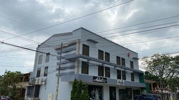 Vista frontal de la propiedad