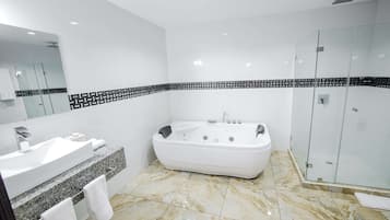Suite estudio, 1 cama de matrimonio grande | Baño | Ducha, secador de pelo, toallas y jabón
