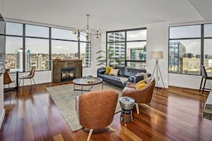 Smart TV, fireplace - Panoramic Bay & City Views *2BR*Pool*Gym*Parking (San Diego)