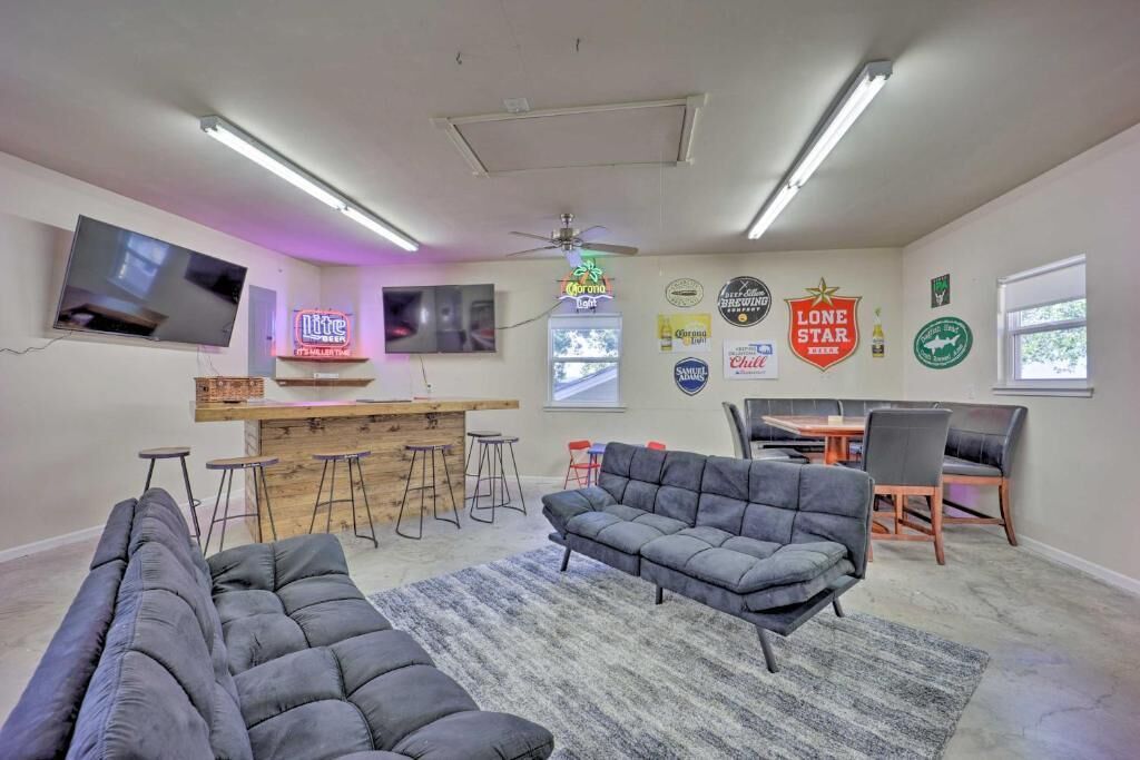 South Grand Lakefront w/ Hot Tub, Dock & Game Room