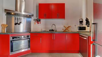 KylskÄp, mikrovÄgsugn, ugn och spishÀll