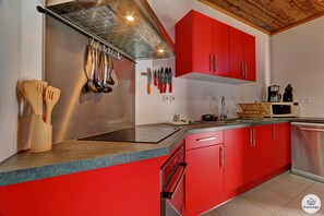 Køleskab, mikrobølgeovn, ovn, kogeplade