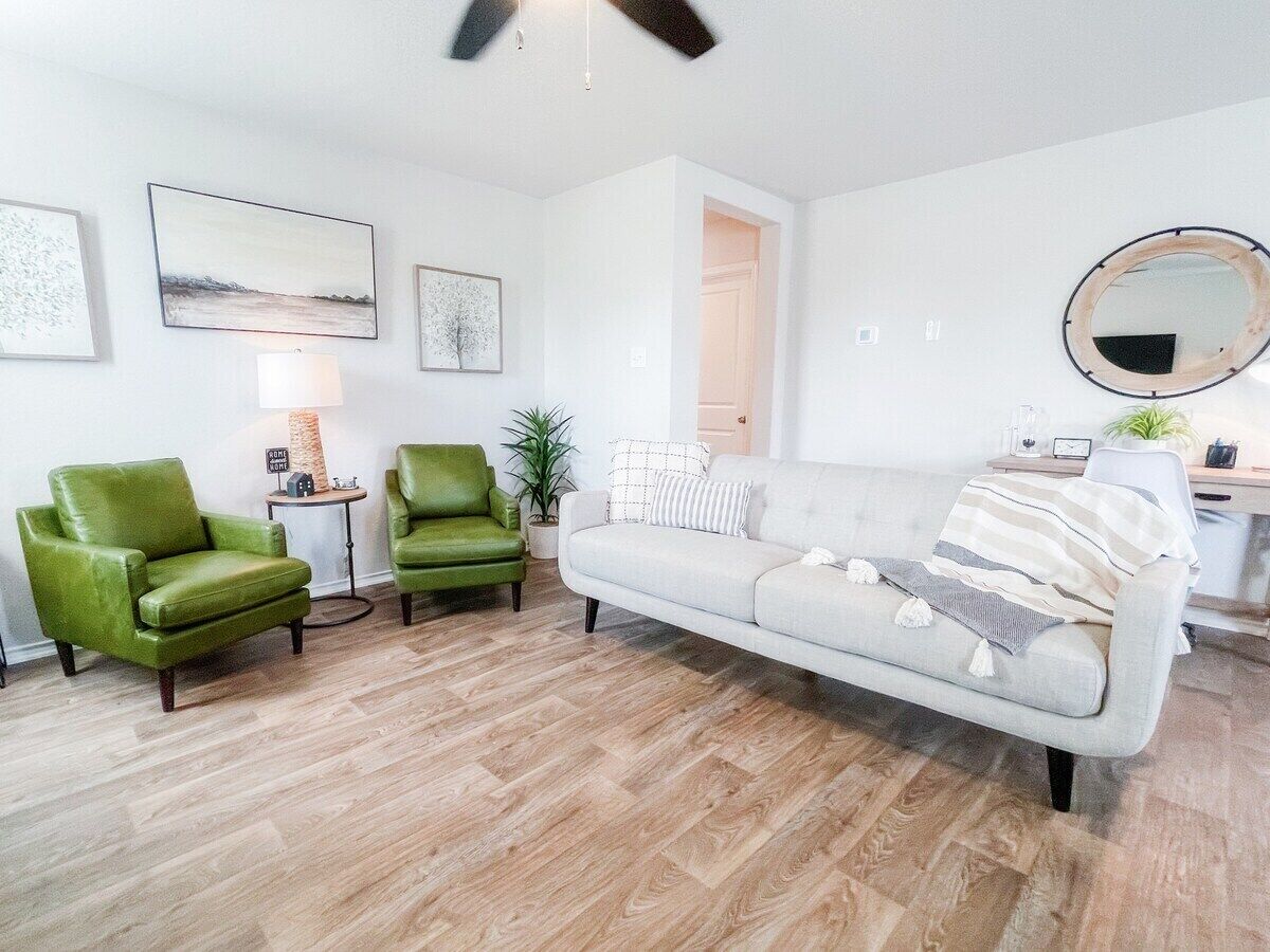 Televisie, boeken en een kantoor