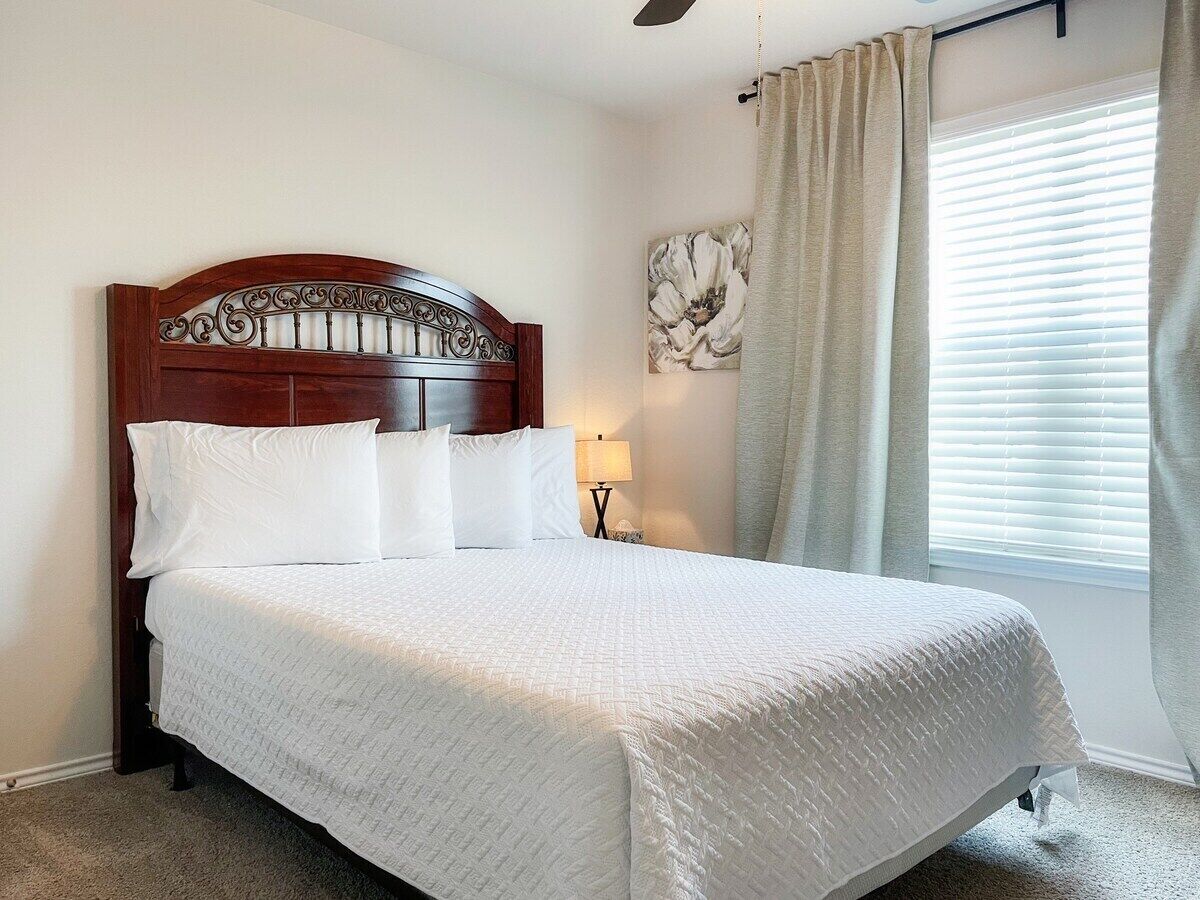 3 slaapkamers, een bureau, een strijkplank/strijkijzer, reisbedje