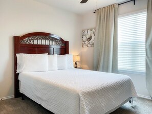 3 chambres, bureau, fer et planche à repasser, lit parapluie