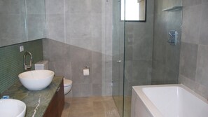Serviettes fournies, savon, shampoing, papier toilette
