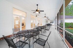 屋外ダイニングエリア