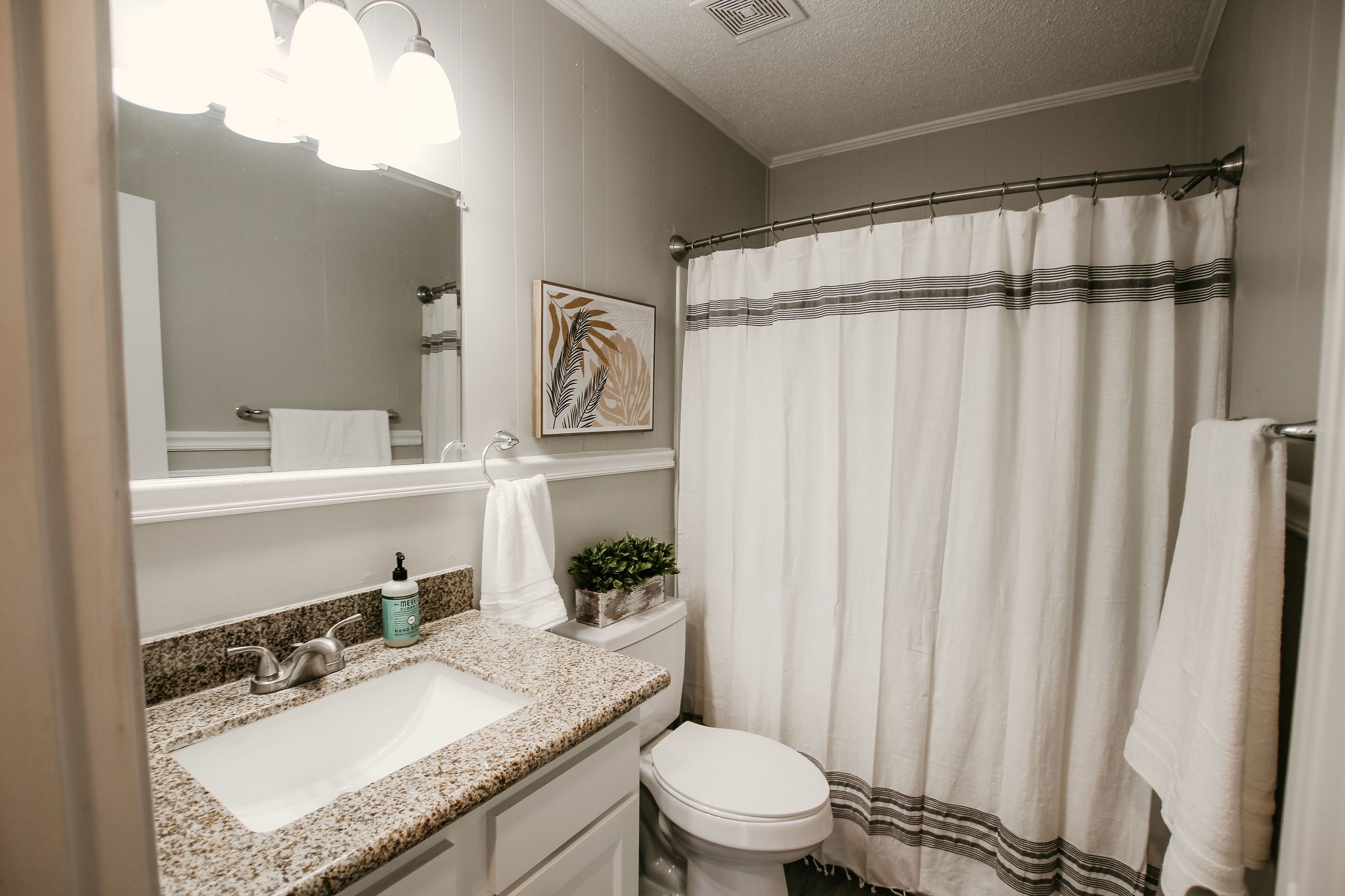 Delightful 2 Bedroom Minutes from the Parade Route