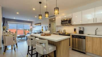 Een koelkast, een magnetron, een oven, een kookplaat