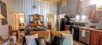 Cozy Charming Convenient Lake Street Retreat
