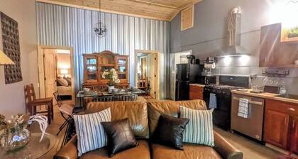 Cozy Charming Convenient Lake Street Retreat