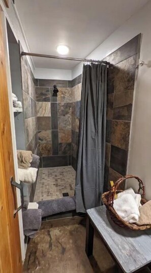 2 makuuhuonetta, silitysrauta/-lauta, ilmainen Wi-Fi, vuodevaatteet