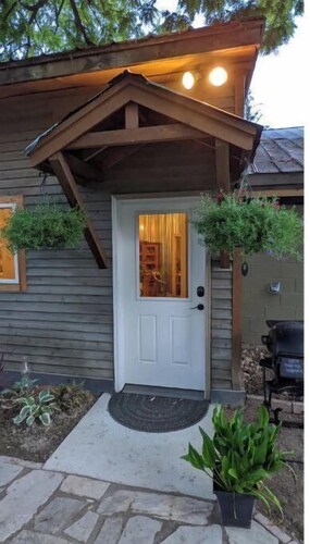 Cozy Charming Convenient Lake Street Retreat