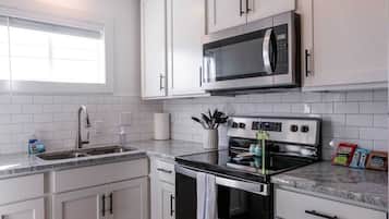 Een koelkast, een microgolfoven, een oven, een kookplaat