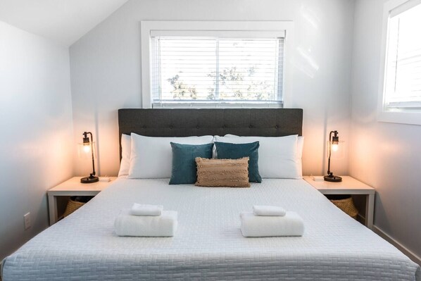 2 chambres, fer et planche à repasser, lit de bébé portatif