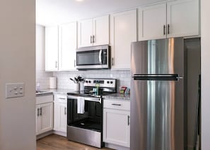 Refrigerador, microondas, horno y parrilla de estufa 