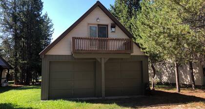 Evergreen Escape * Free Trash Disposal, 1Bedroom, Sleeps 3 Wifi, Bbq Grill- 35 Mins to Yellowstone