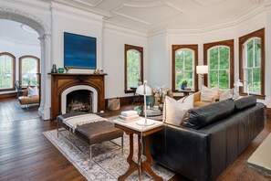 TV, fireplace, stereo