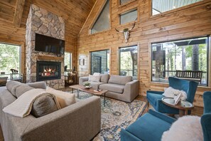 Smart TV, fireplace, video games, books - Luxury Cabin-2 Covered Decks-Hot Tub-Fire Pit & Game Room-in Hochatown-Flat Road (Broken Bow)