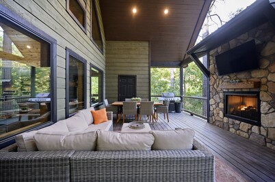 Luxury Cabin-2 Covered Decks-Hot Tub-Fire Pit & Game Room-in Hochatown-Flat Road