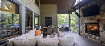 Luxury Cabin-2 Covered Decks-Hot Tub-Fire Pit & Game Room-in Hochatown-Flat Road