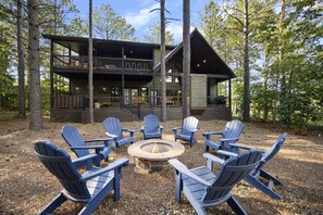 Terrace/patio - Luxury Cabin-2 Covered Decks-Hot Tub-Fire Pit & Game Room-in Hochatown-Flat Road (Broken Bow)