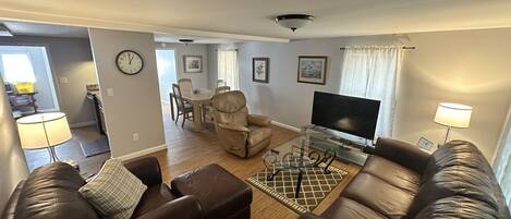 Téléviseur connecté, table de baby-foot