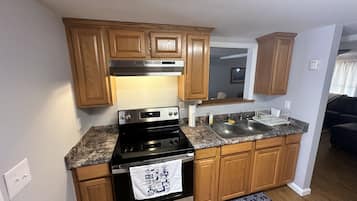 Geladeira, micro-ondas, fogão, cooktop