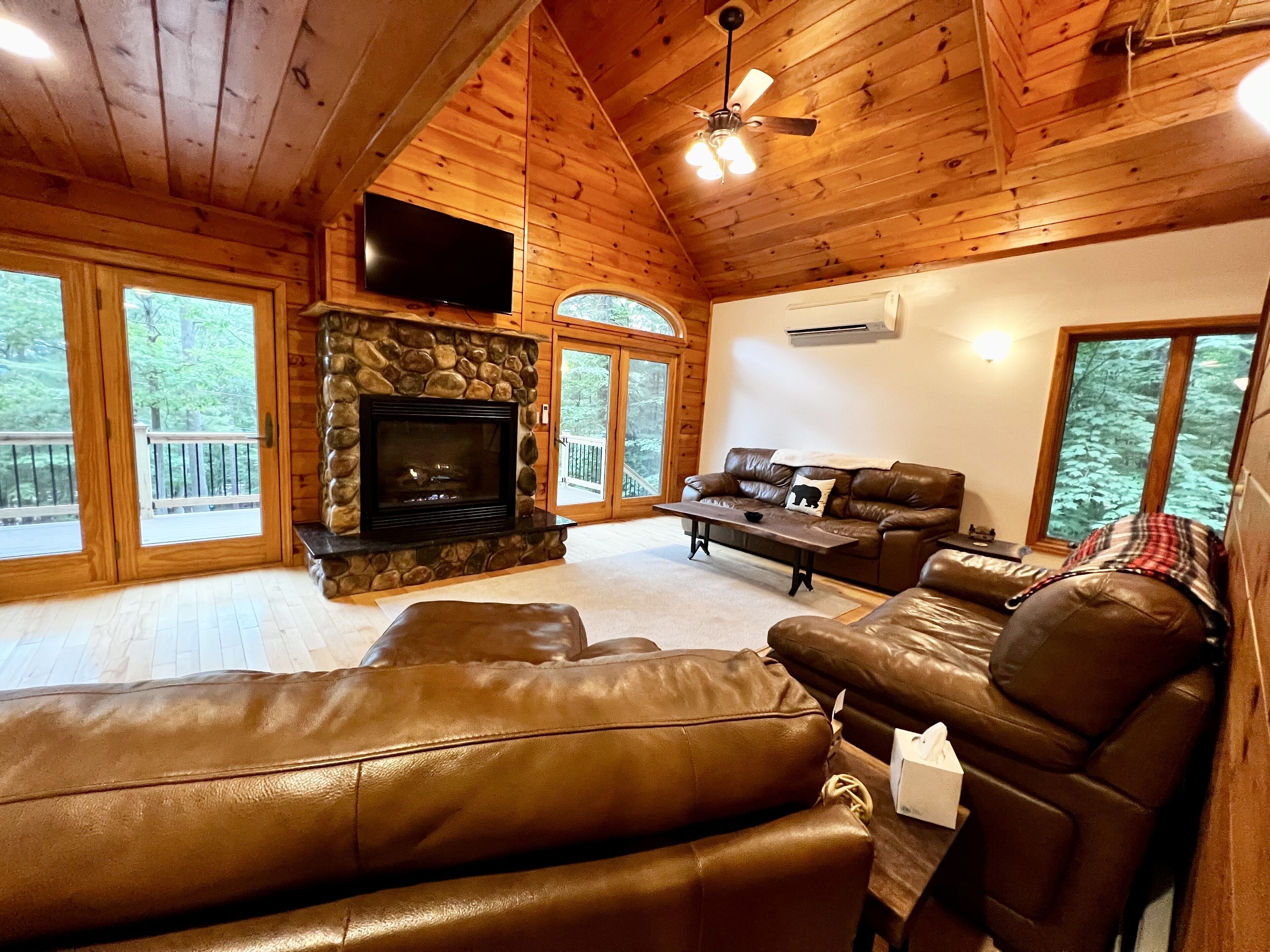 Family Lodge with hot tub, minutes to Lake Placid and Hiking, Pet Friendly 