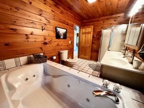 Ensemble douche/baignoire, baignoire à jets, sèche-cheveux