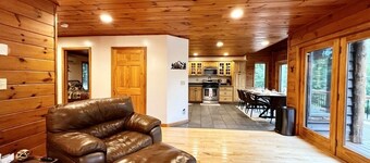 Family Lodge with hot tub, AC, minutes to Lake Placid and Hiking, Pet Friendly 