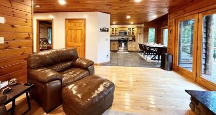 Family Lodge with hot tub, AC, minutes to Lake Placid and Hiking, Pet Friendly