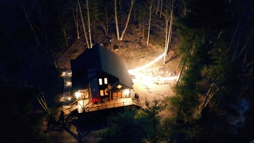 Family Lodge with hot tub, AC, minutes to Lake Placid and Hiking, Pet Friendly 