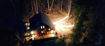 Family Lodge with hot tub, AC, minutes to Lake Placid and Hiking, Pet Friendly 