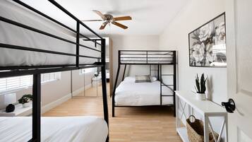 3 bedrooms, desk, iron/ironing board, free WiFi
