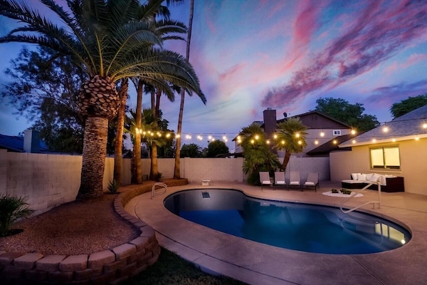 Una piscina al aire libre, una piscina climatizada