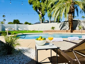 Utendørsbasseng og et oppvarmet basseng