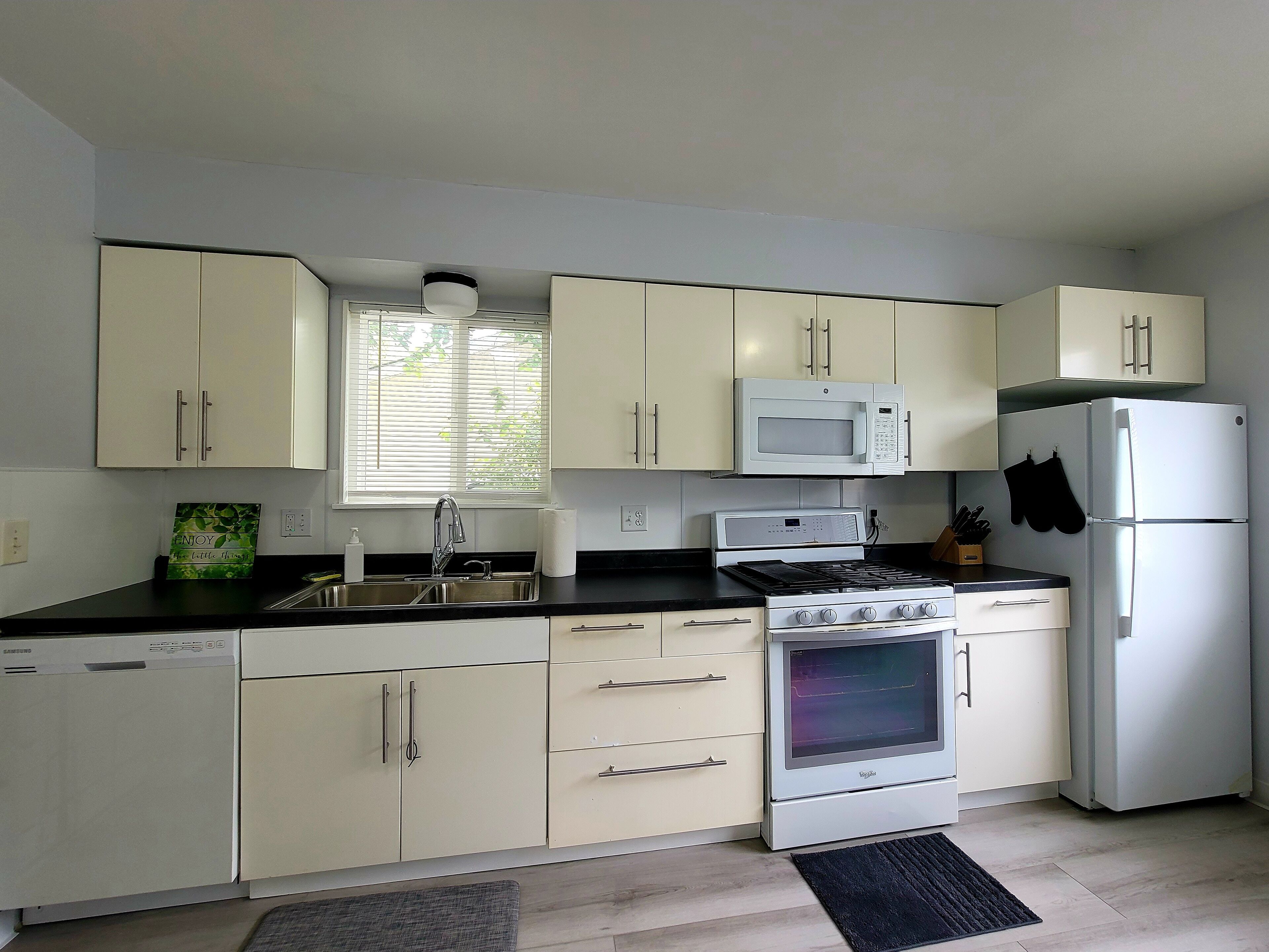 Just listed, cheerful 3 bedroom home