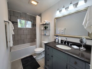 Ensemble douche/baignoire, sèche-cheveux, serviettes fournies, savon