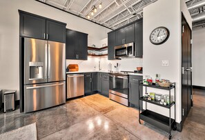 Fridge, microwave, oven, stovetop - Suite Magnolia (Waco)